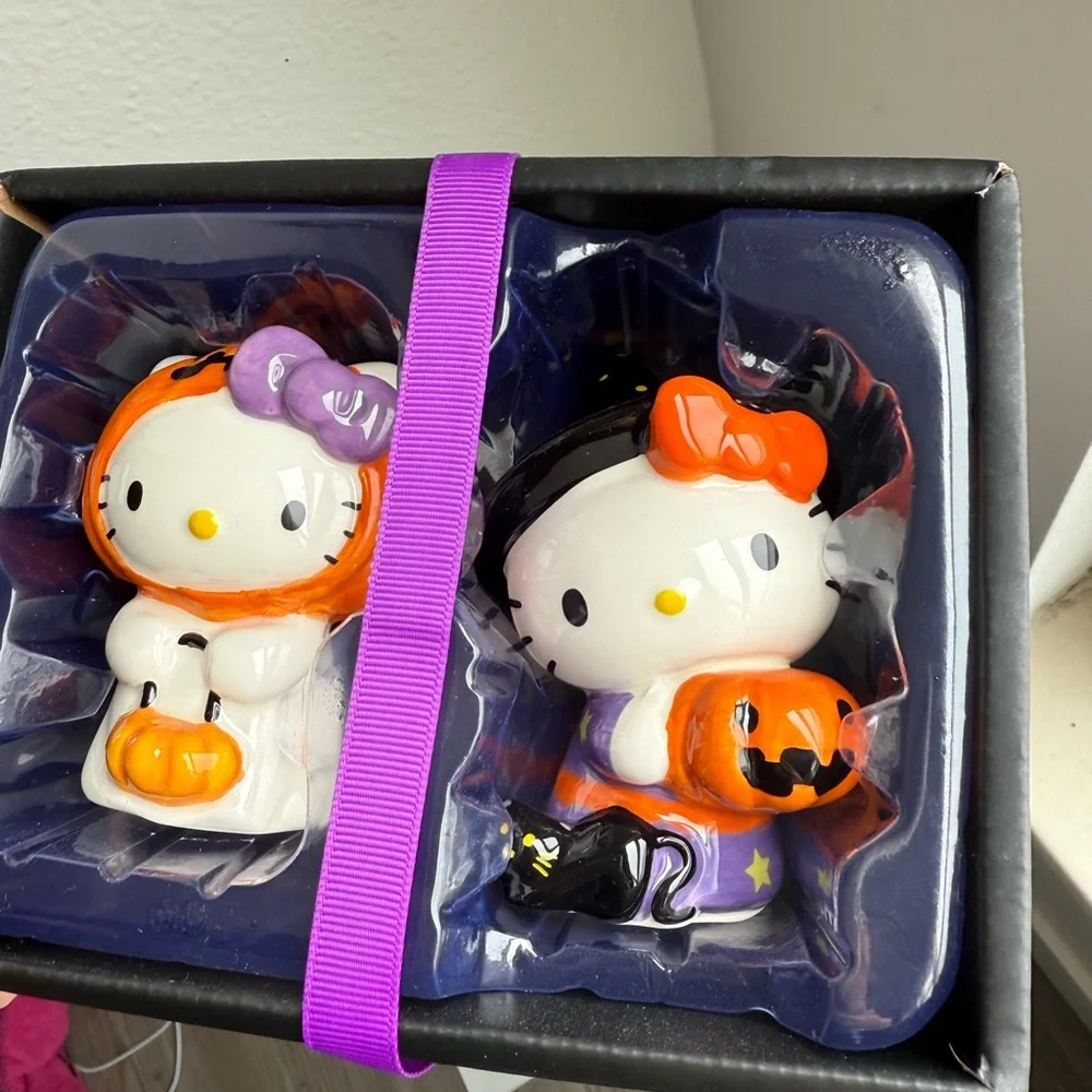 New in box Hello Kitty Halloween Figurines Set Salt & Pepper Shakers